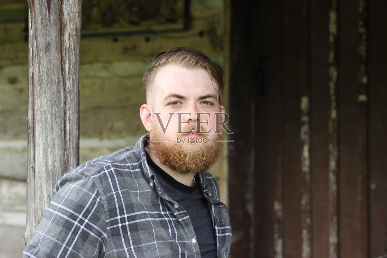 《小屋邮报》上的大胡子男子照片摄影图片