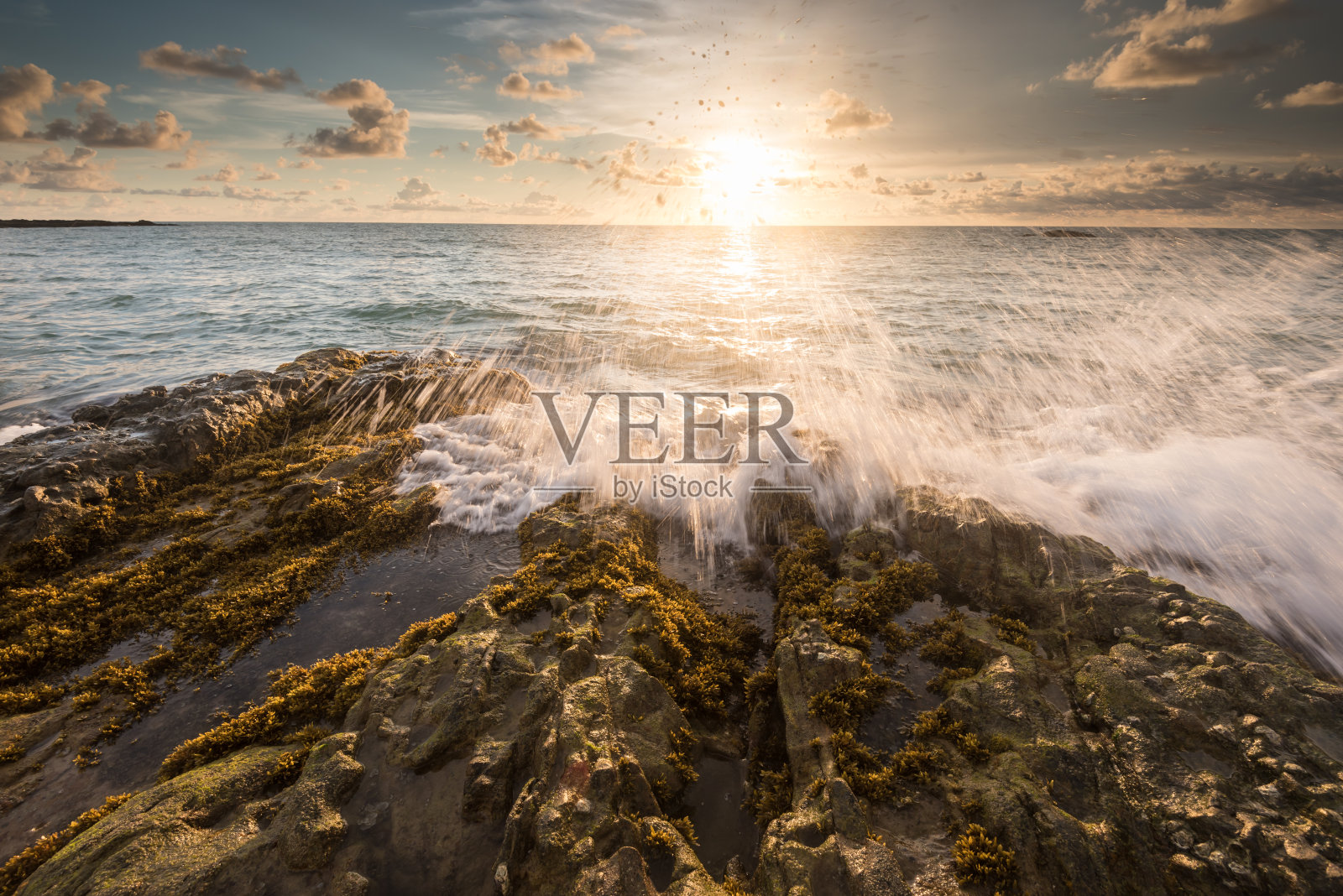 海浪冲击着海滩上的岩石照片摄影图片