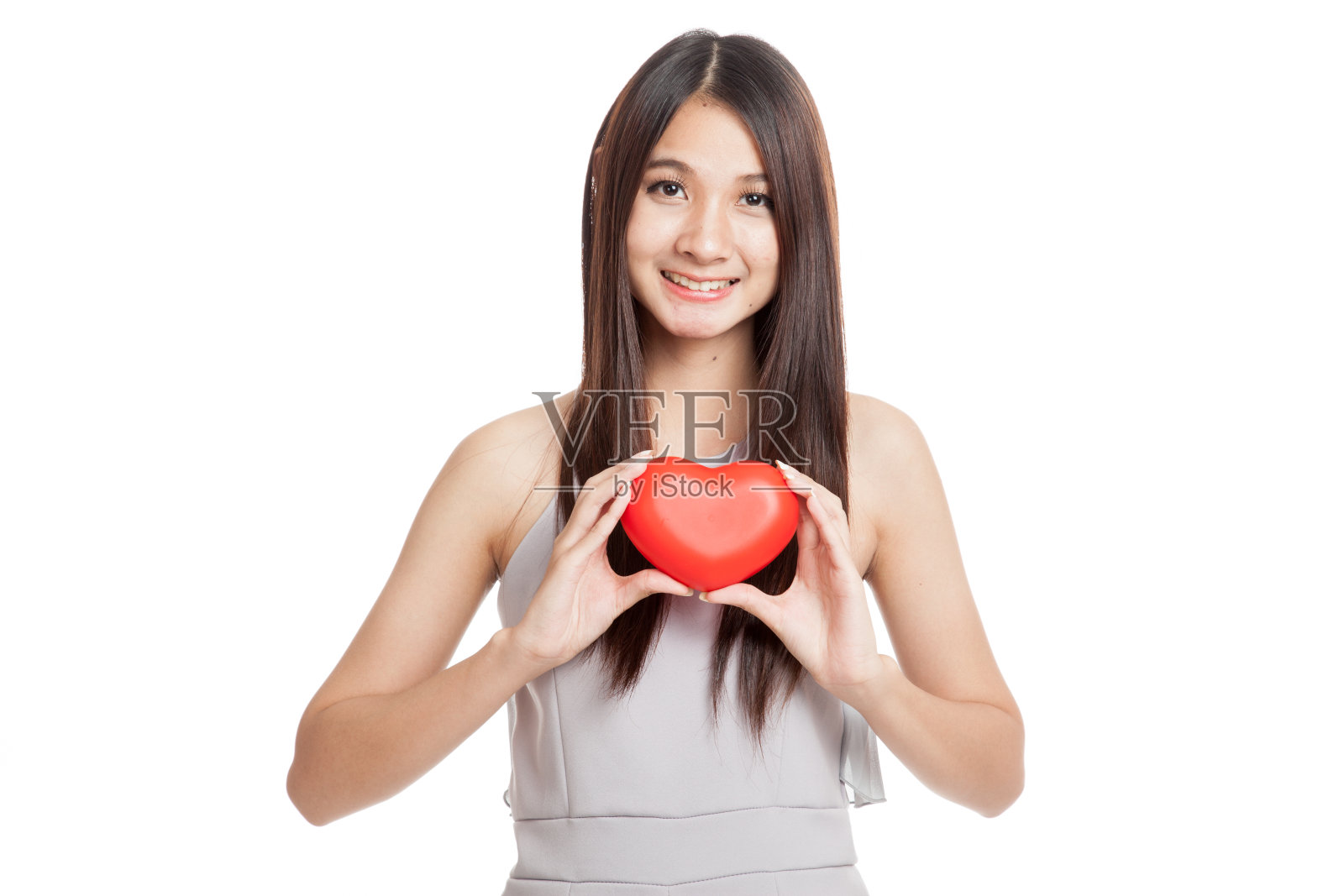美丽的年轻亚洲女人微笑与红色的心照片摄影图片