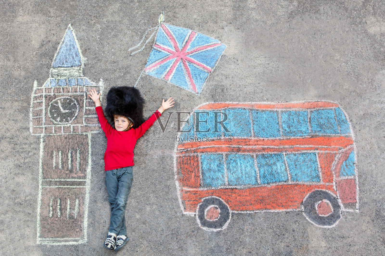 穿着英国士兵制服的小男孩和伦敦粉笔画照片摄影图片
