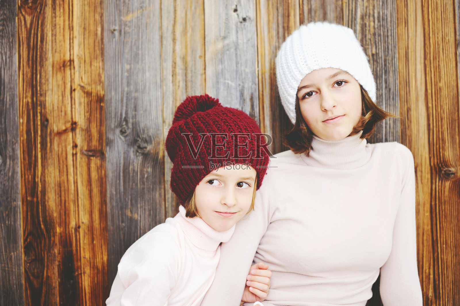 戴着帽子的两姐妹照片摄影图片