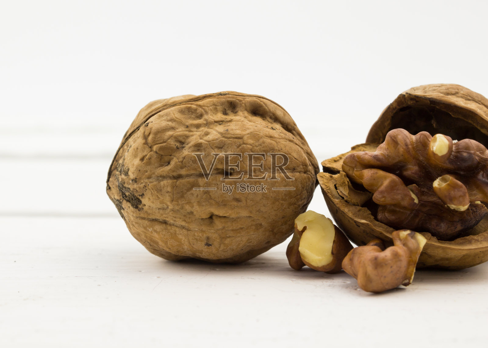 胡桃木放在粗糙的白色木桌上照片摄影图片