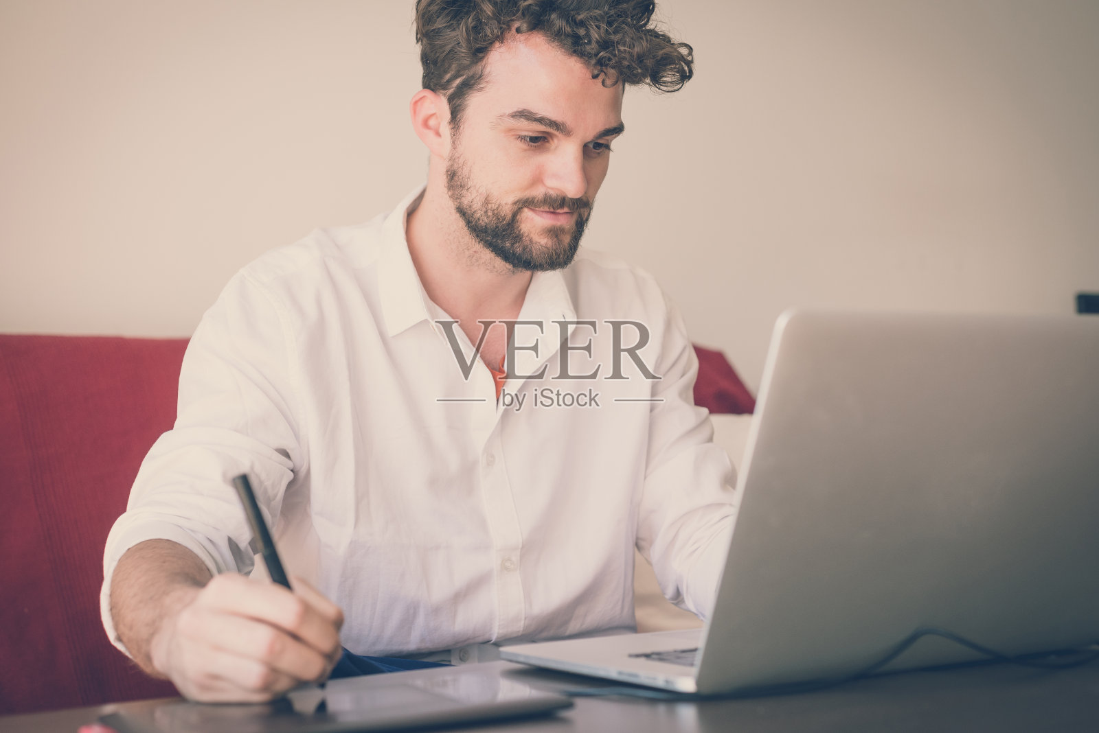 英俊时髦的现代男人用笔记本电脑在家工作照片摄影图片