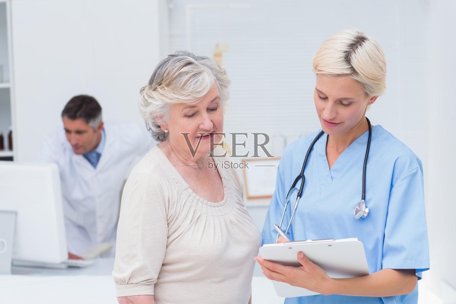 护士与病人沟通，医生使用电脑照片摄影图片