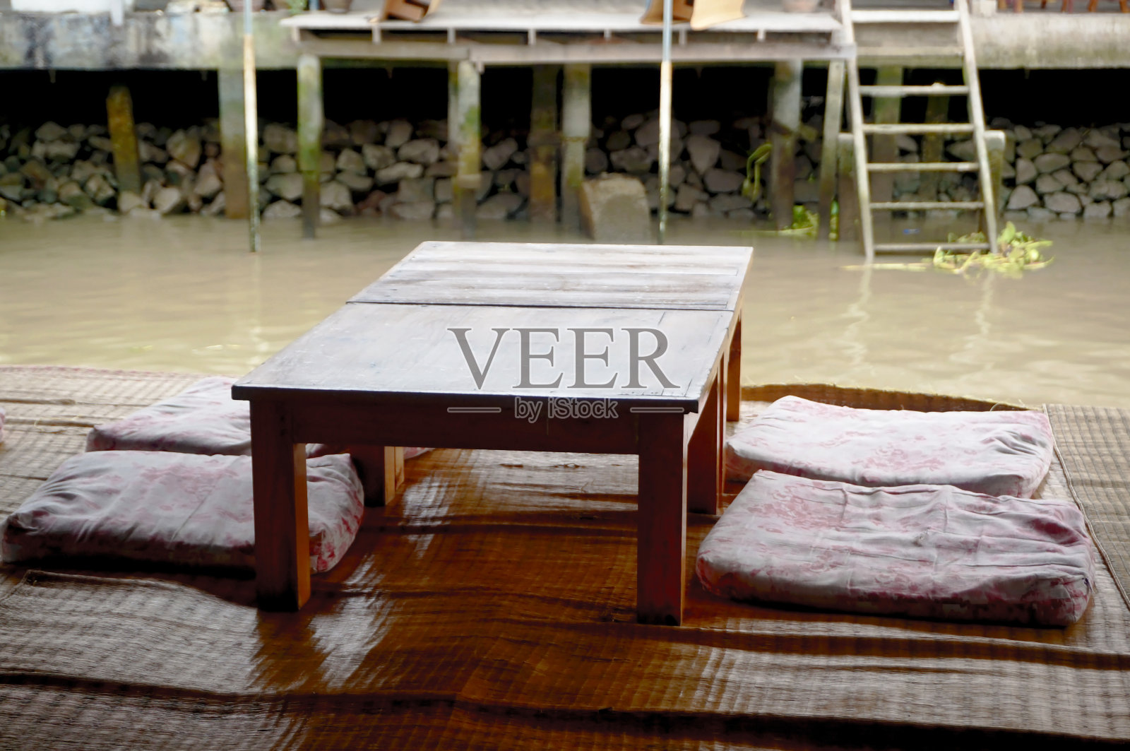 滨水旁的桌椅照片摄影图片