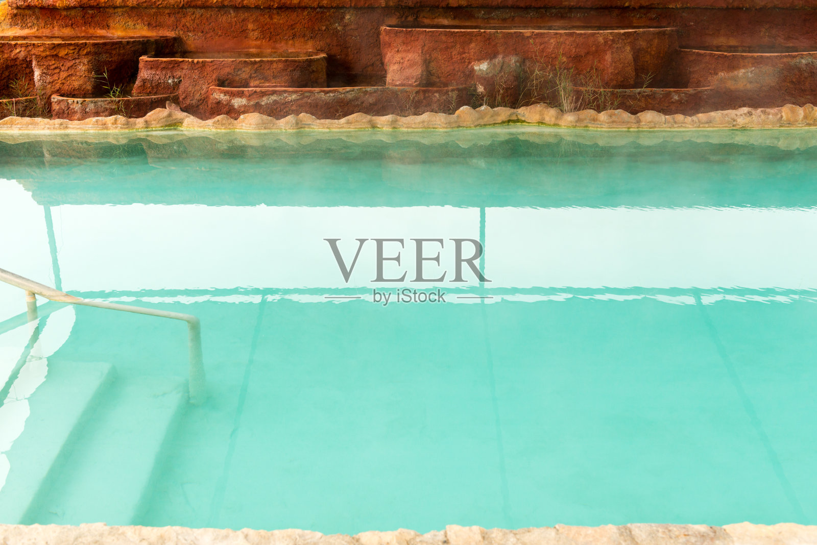 给天然温泉池里的水上色照片摄影图片