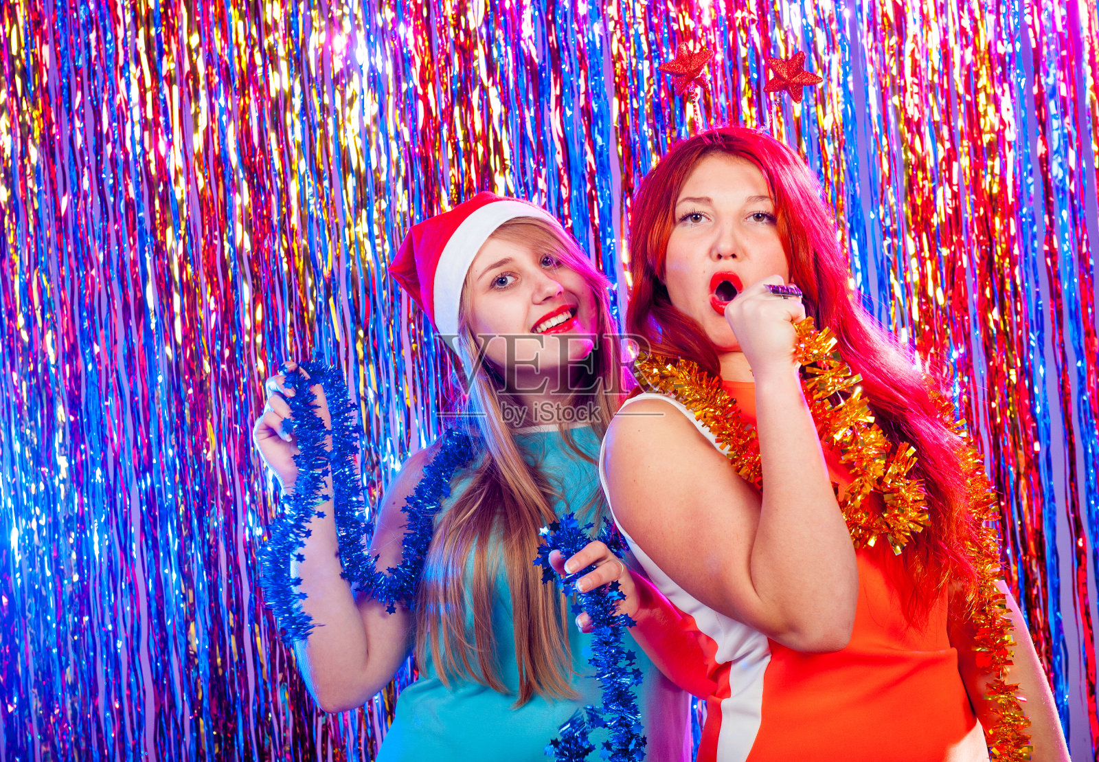 年轻漂亮的女孩有乐趣照片摄影图片