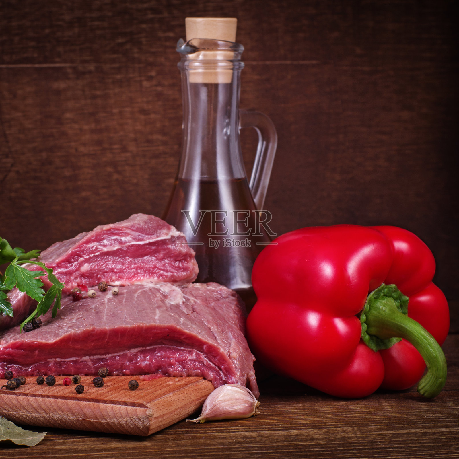 生肉和香料照片摄影图片