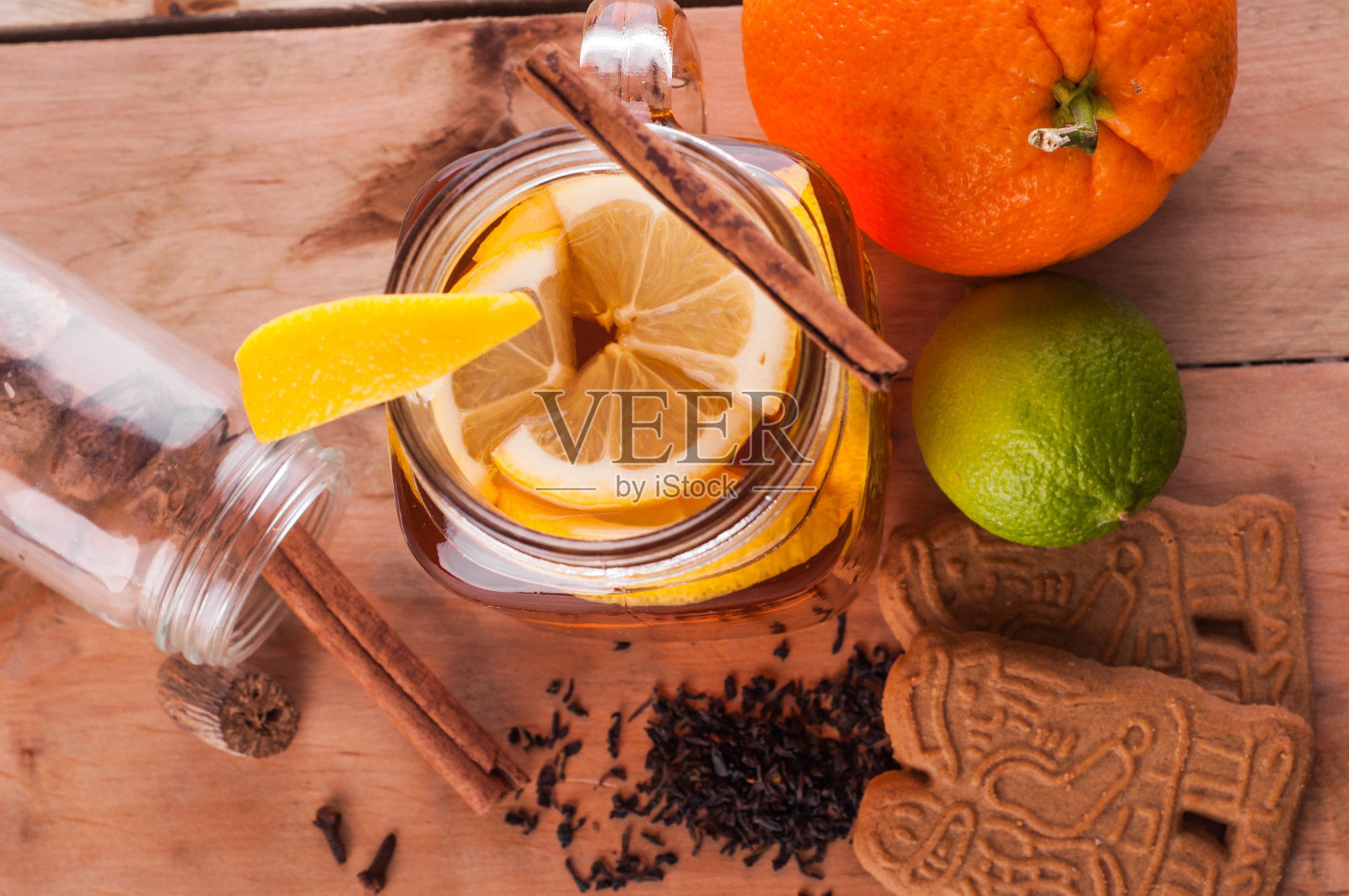 木桌上的瓶中热茶照片摄影图片