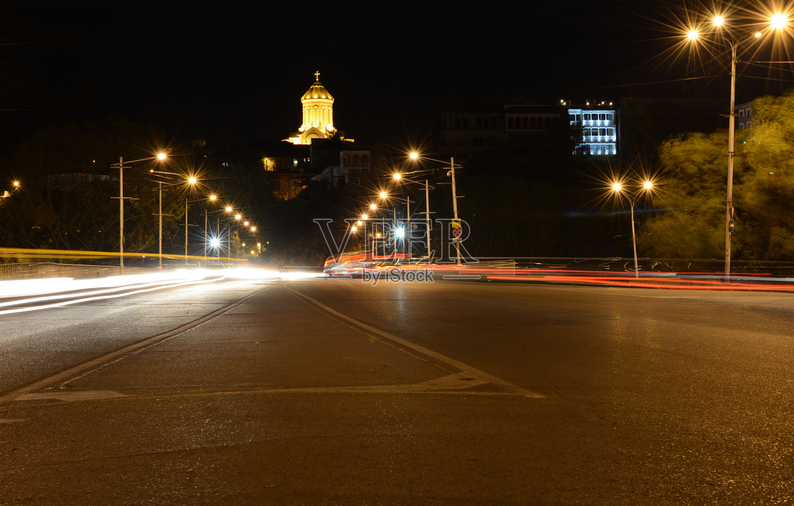 格鲁吉亚第比利斯的城市灯光和Tsminda Sameba大教堂照片摄影图片