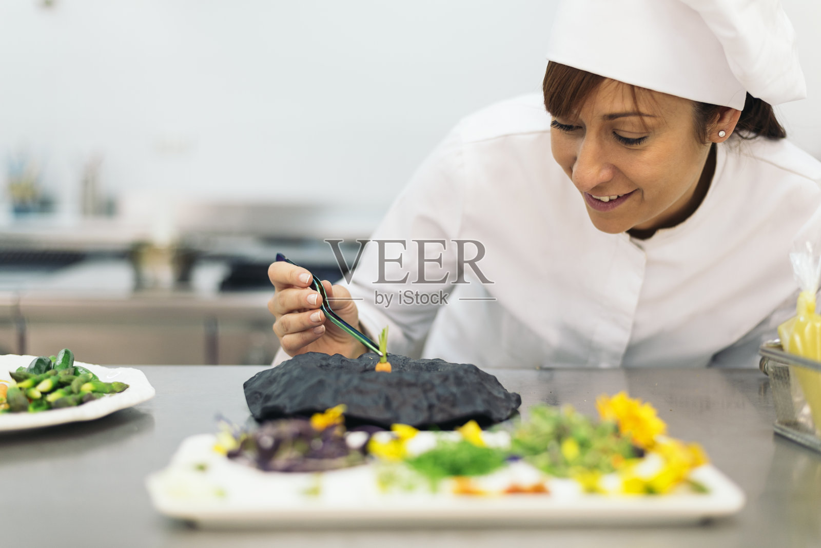 非常专业的厨师烹饪。照片摄影图片