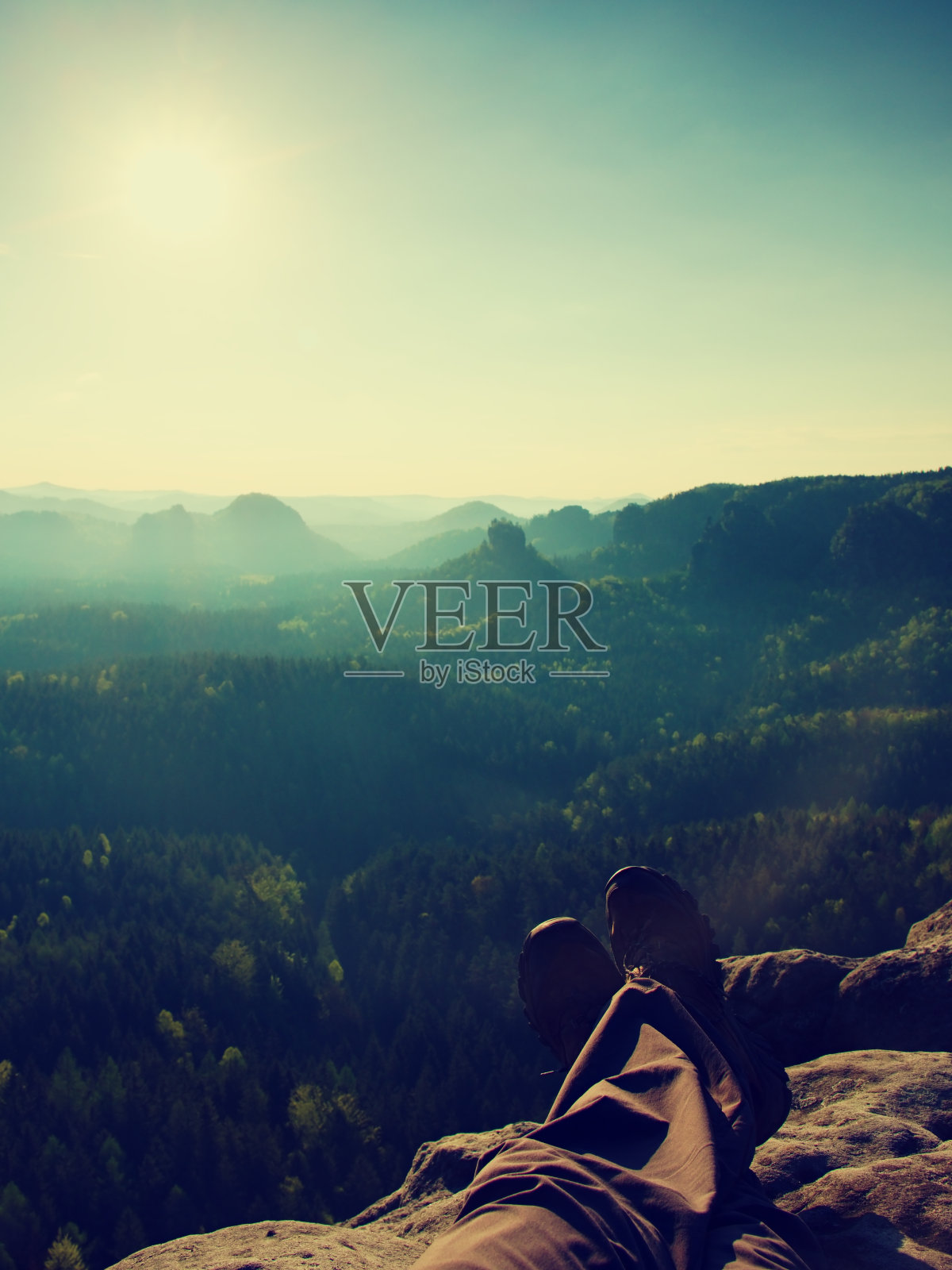 穿着黑色徒步裤的男人长腿休息照片摄影图片