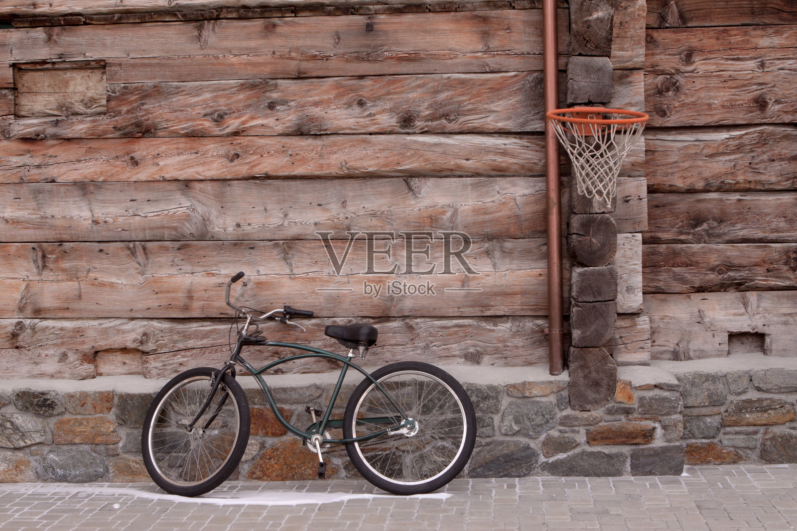 旧自行车斜靠在木墙上照片摄影图片