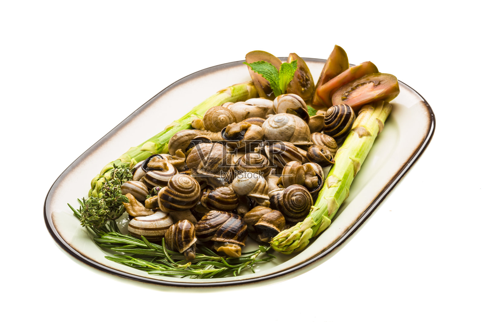 蜗牛配芦笋，迷迭香，胸腺和番茄照片摄影图片