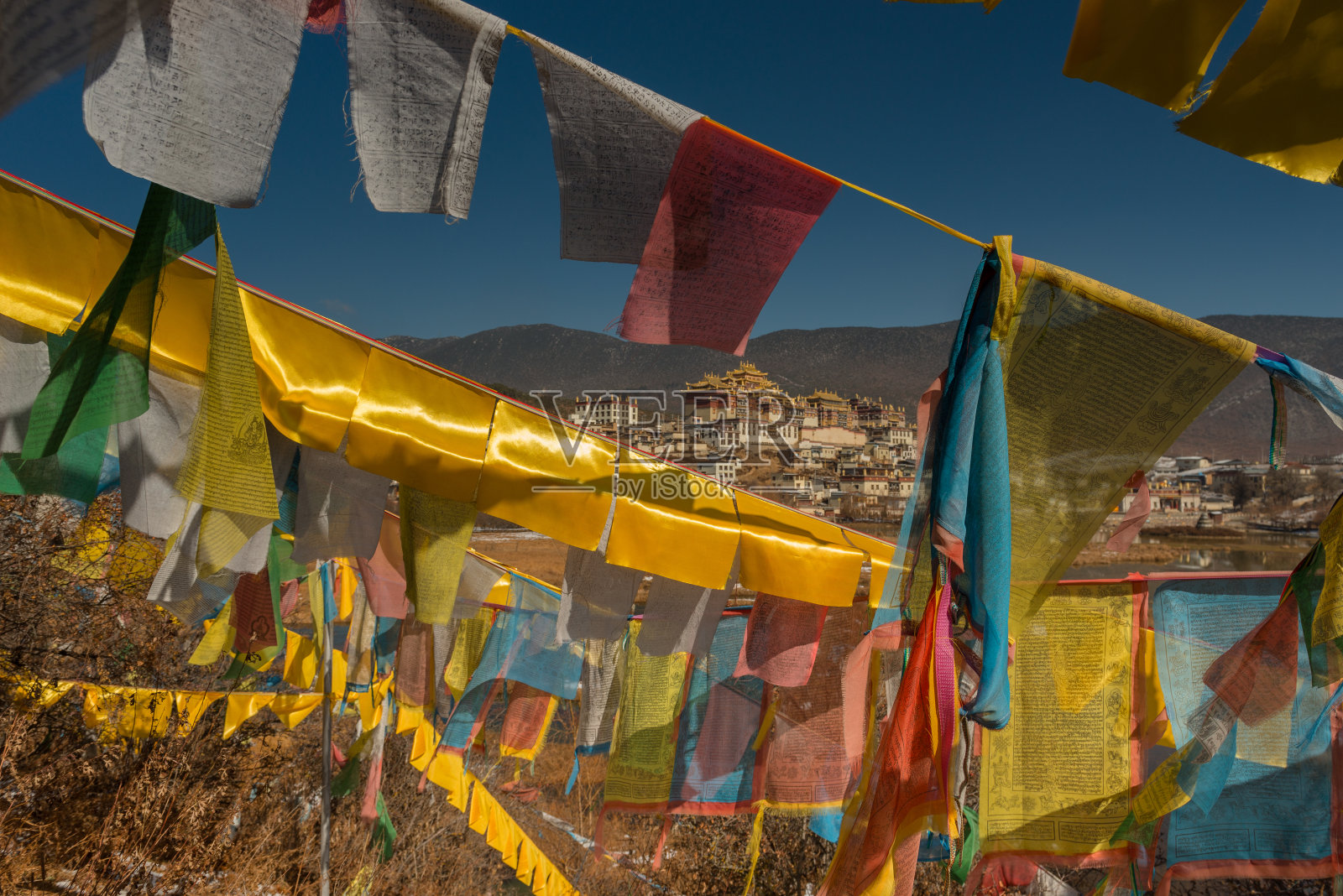 祈祷旗在风中飘扬照片摄影图片