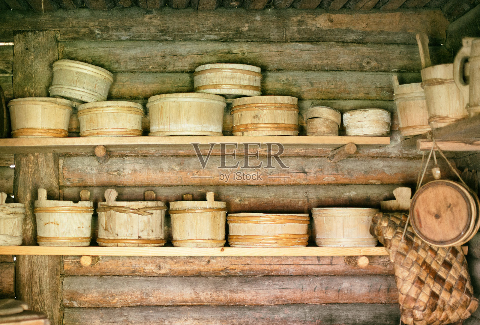 有旧木碗的储物架。照片摄影图片