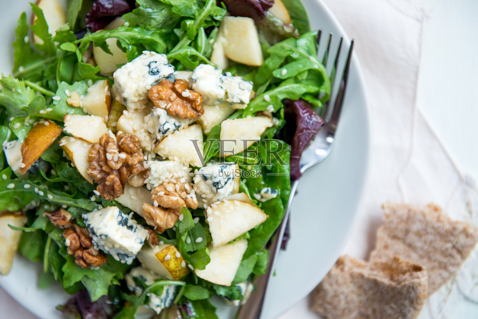 绿沙拉配梨，蓝奶酪，核桃照片摄影图片