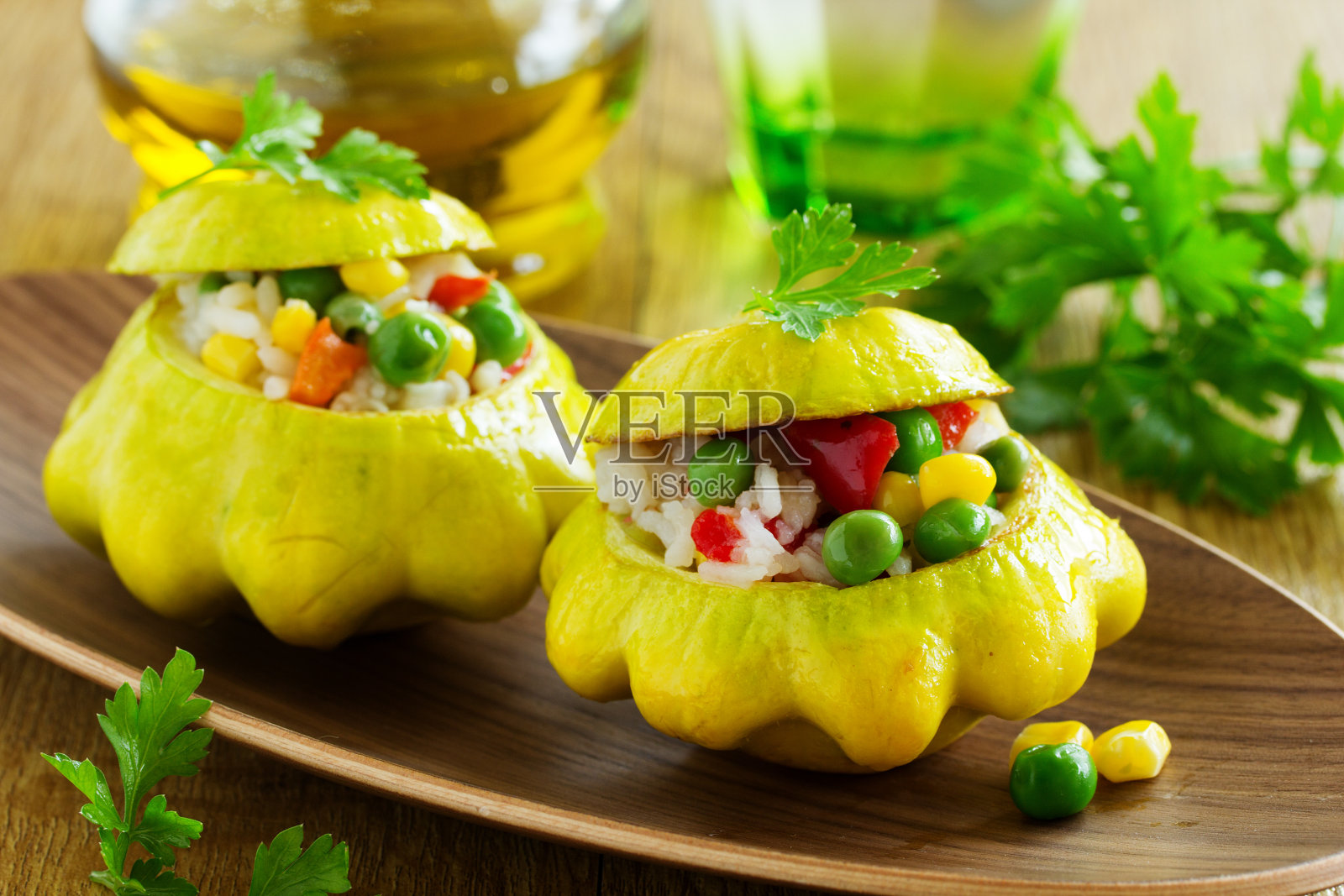 塞满米饭和蔬菜的小扇贝。有选择性的重点。照片摄影图片