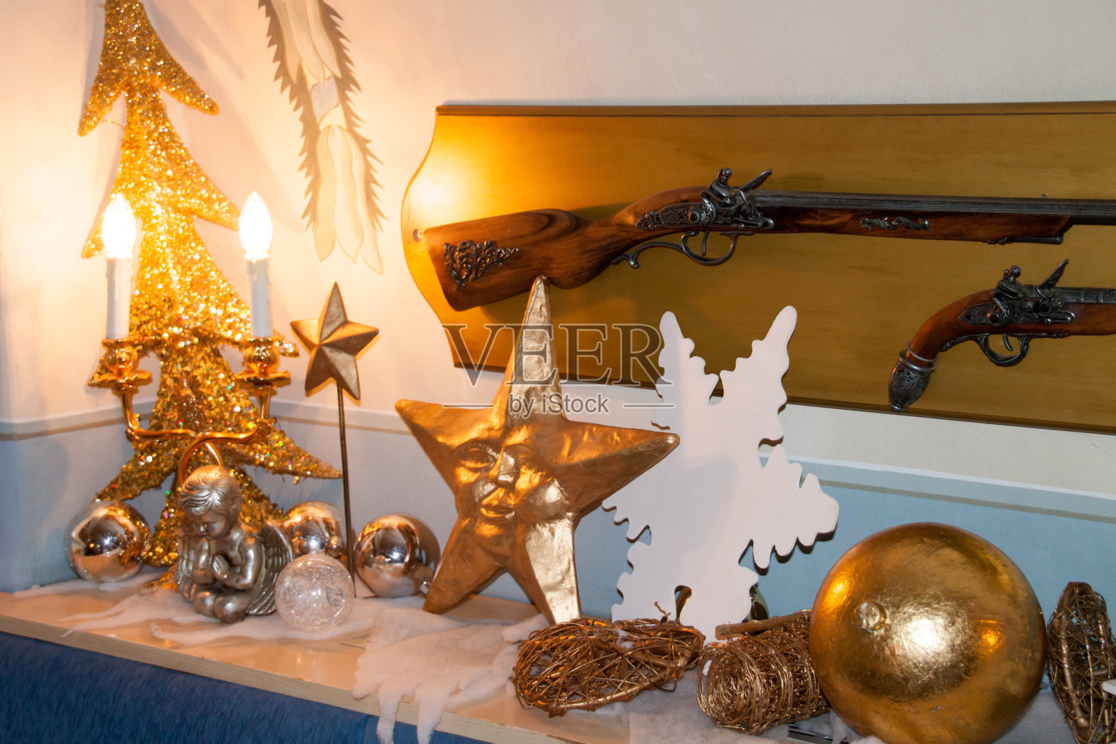 用古董枪装饰的金色圣诞装饰品照片摄影图片