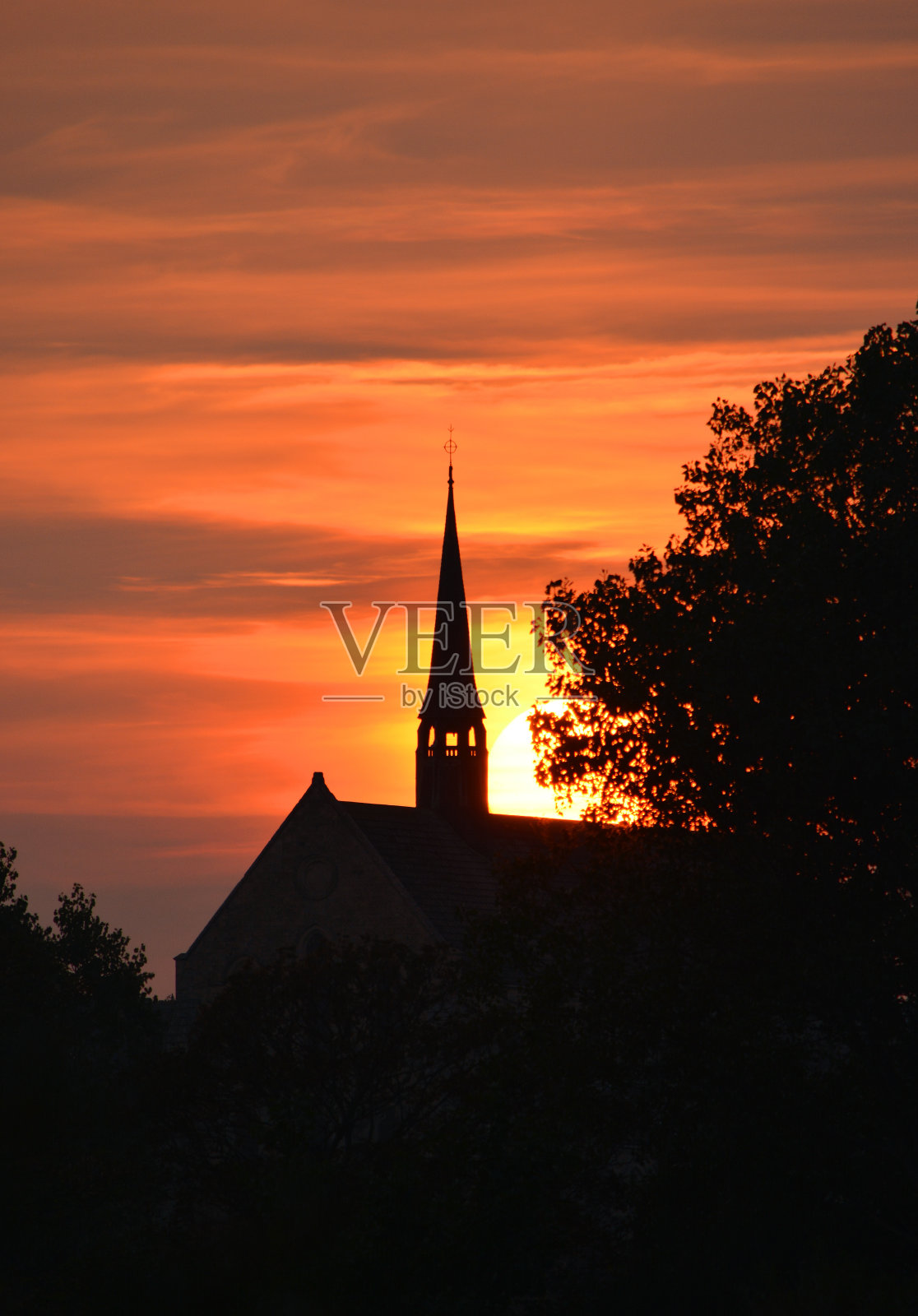 夕阳下的老教堂-垂直构图照片摄影图片