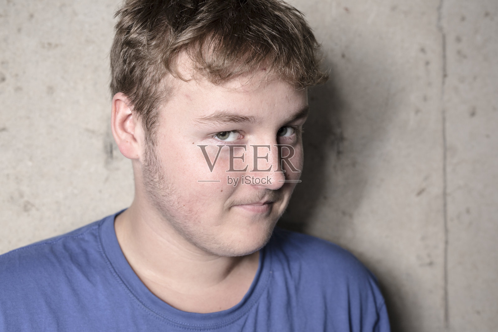 十几岁的男孩混凝土照片摄影图片