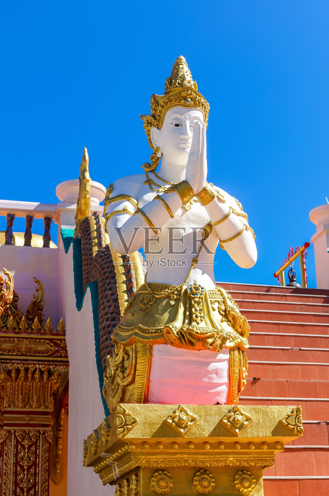 白色和金色的那伽守护Wat Hua Lang照片摄影图片