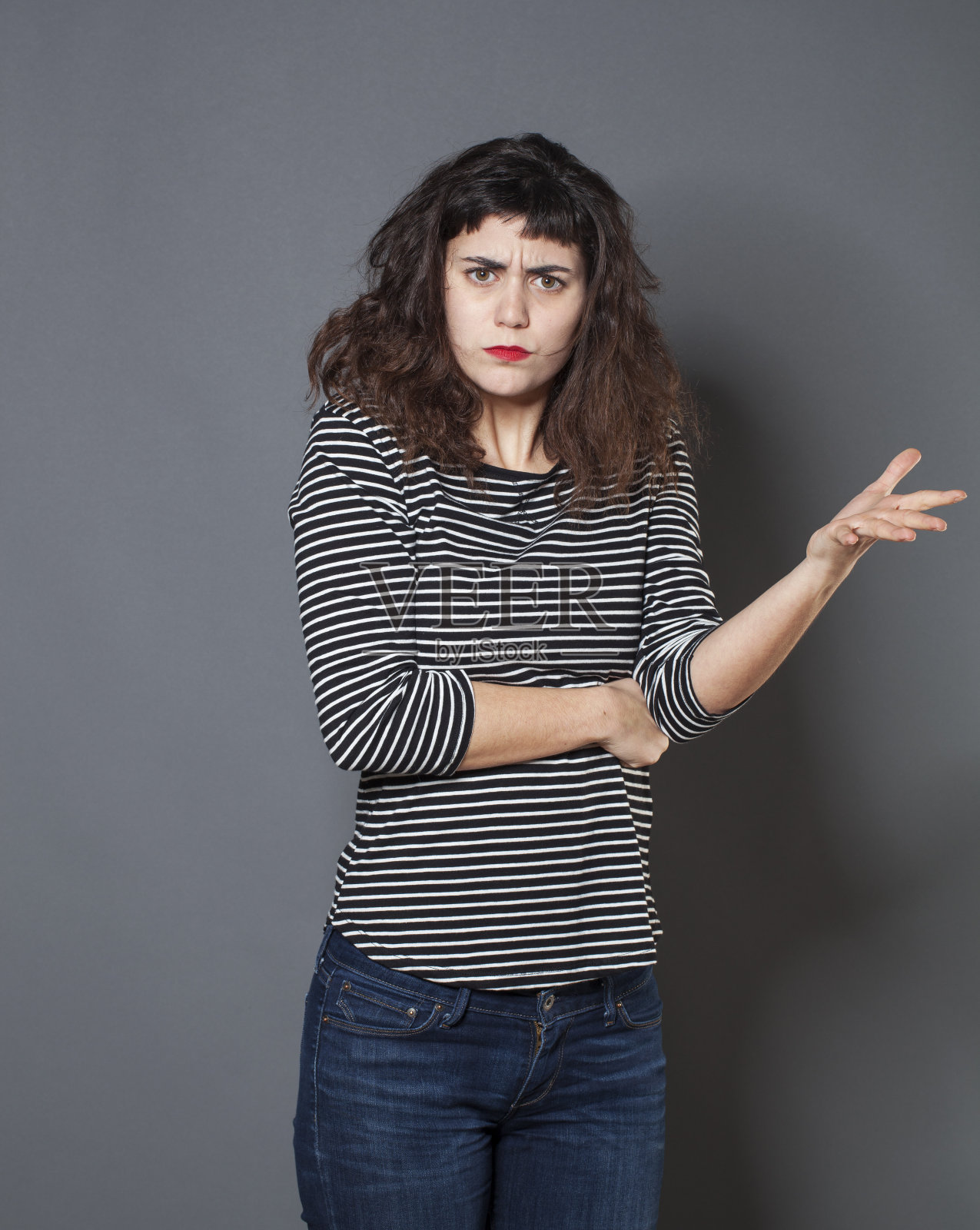 矛盾的20多岁的女人不赞成某事照片摄影图片