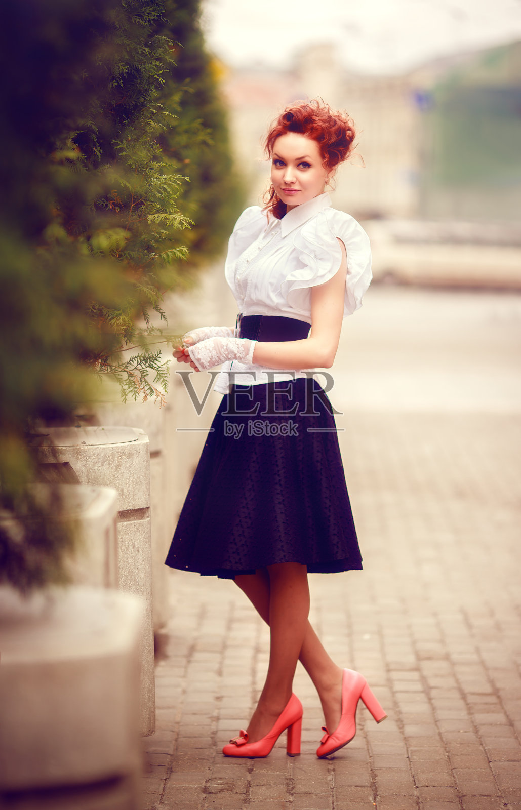 镇上的复古女郎照片摄影图片