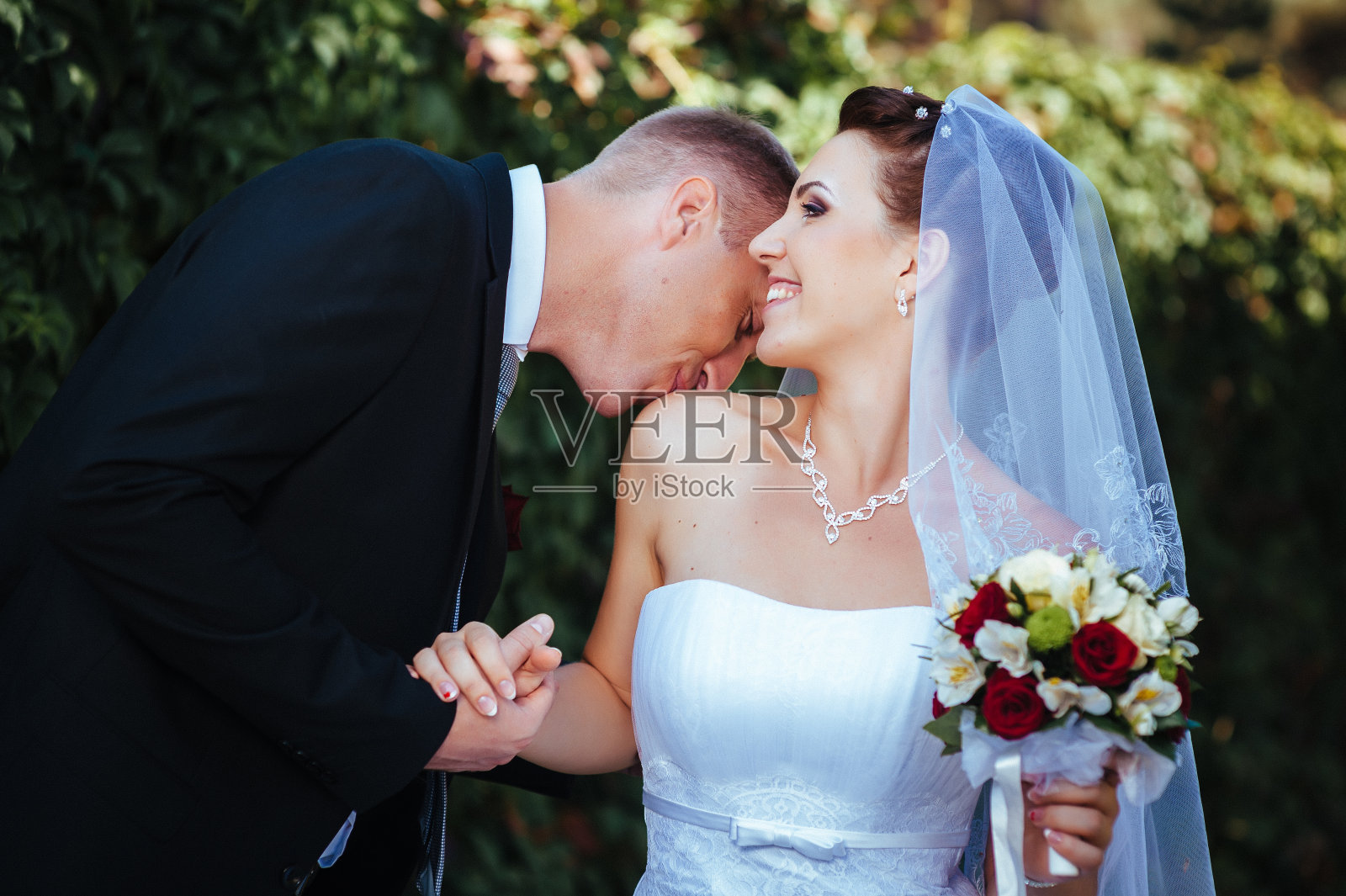 婚礼当天，新娘和新郎在春天的户外散步照片摄影图片