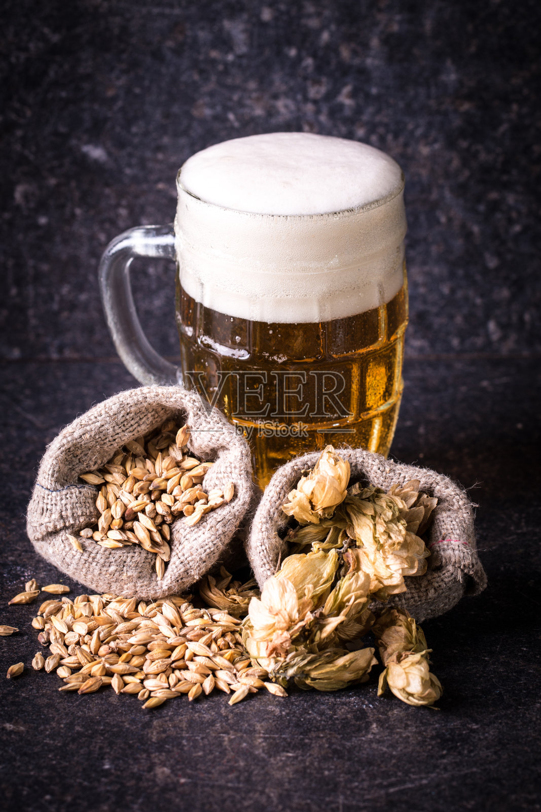 大麦、啤酒花和啤酒照片摄影图片