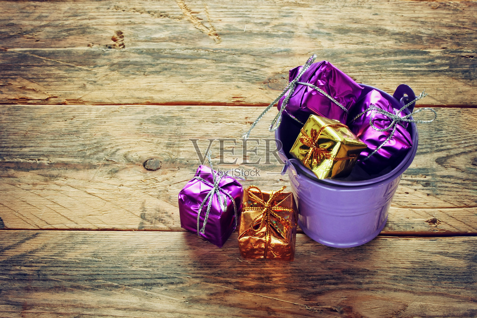 小礼品盒躺在一个桶里照片摄影图片