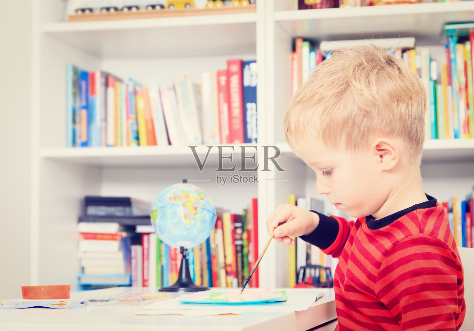 小男孩在做作业照片摄影图片