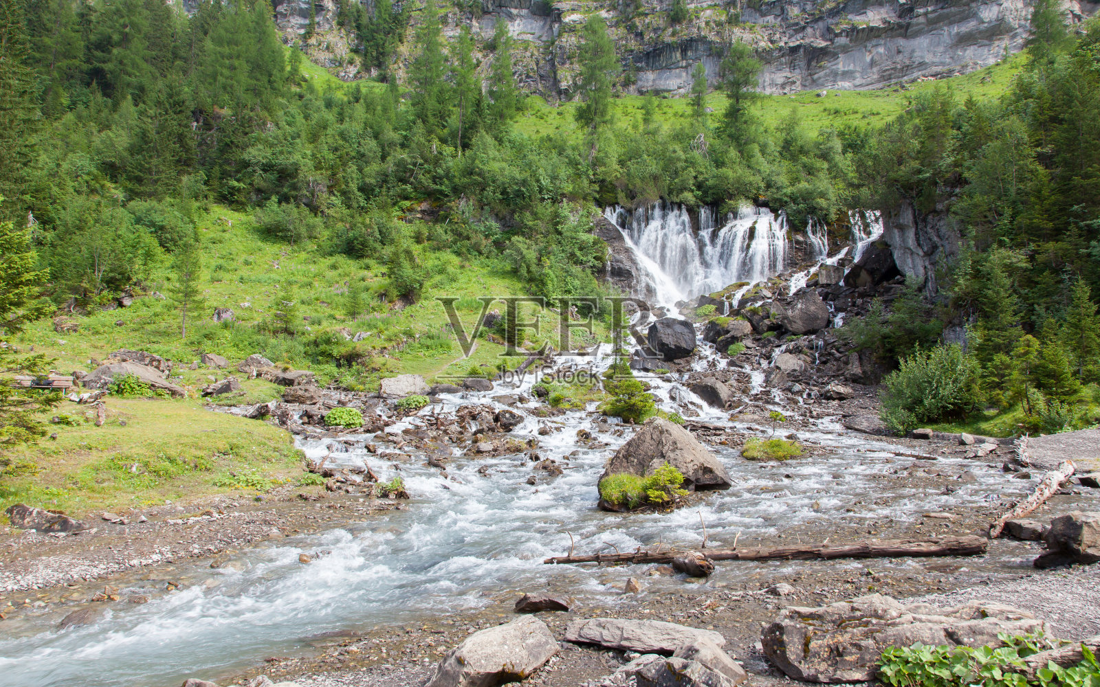 森林中的瀑布照片摄影图片