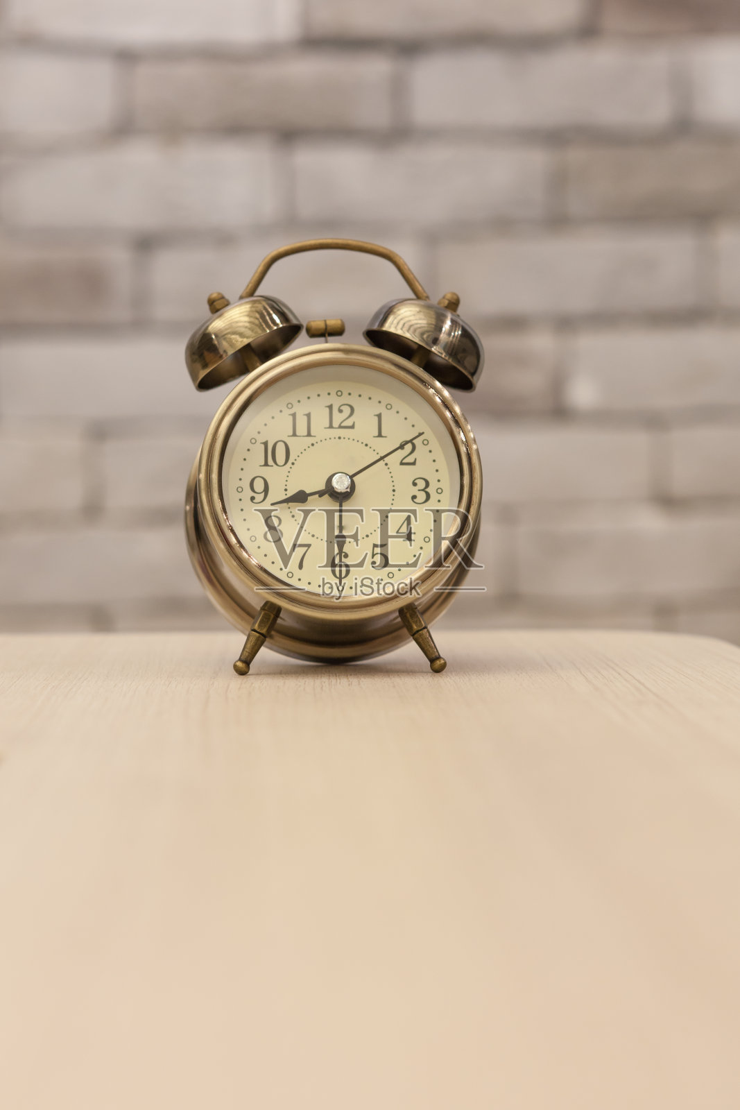 桌子上的闹钟照片摄影图片