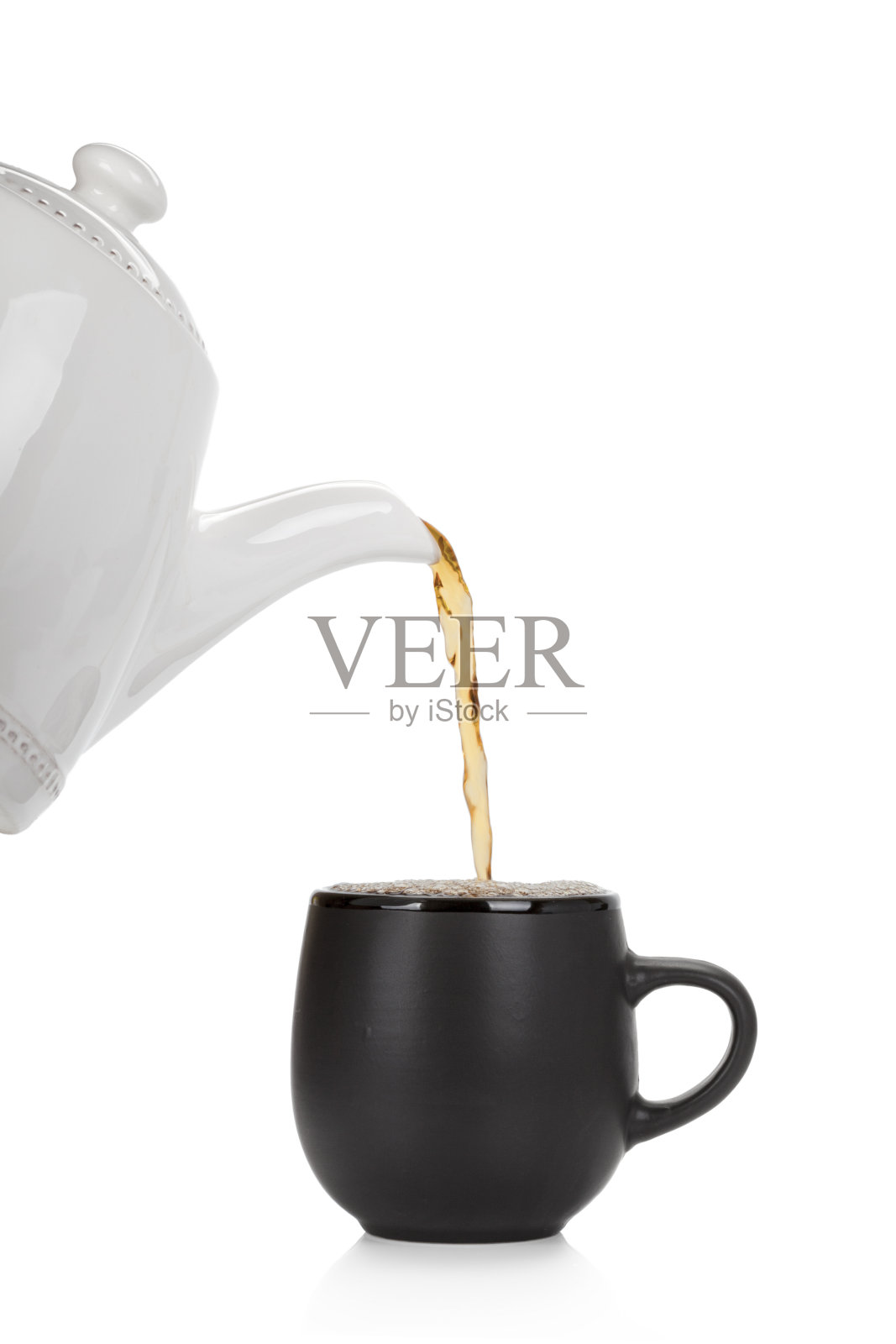 将茶倒入杯中孤立白色照片摄影图片