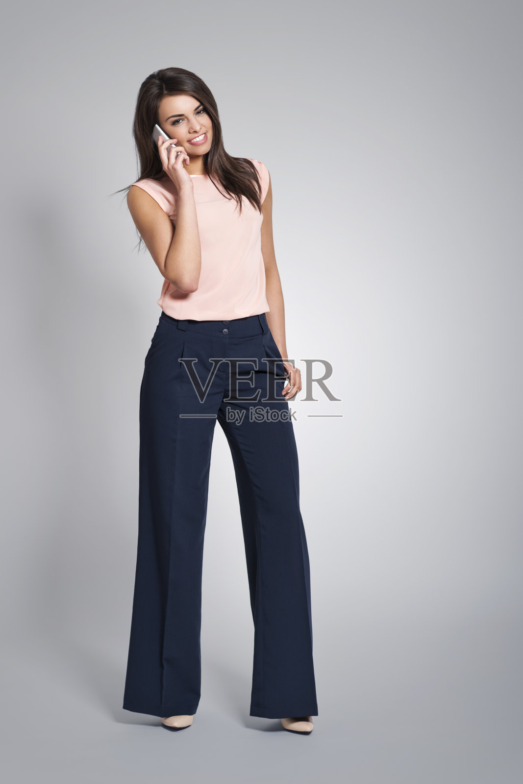 微笑的女人使用现代手机照片摄影图片