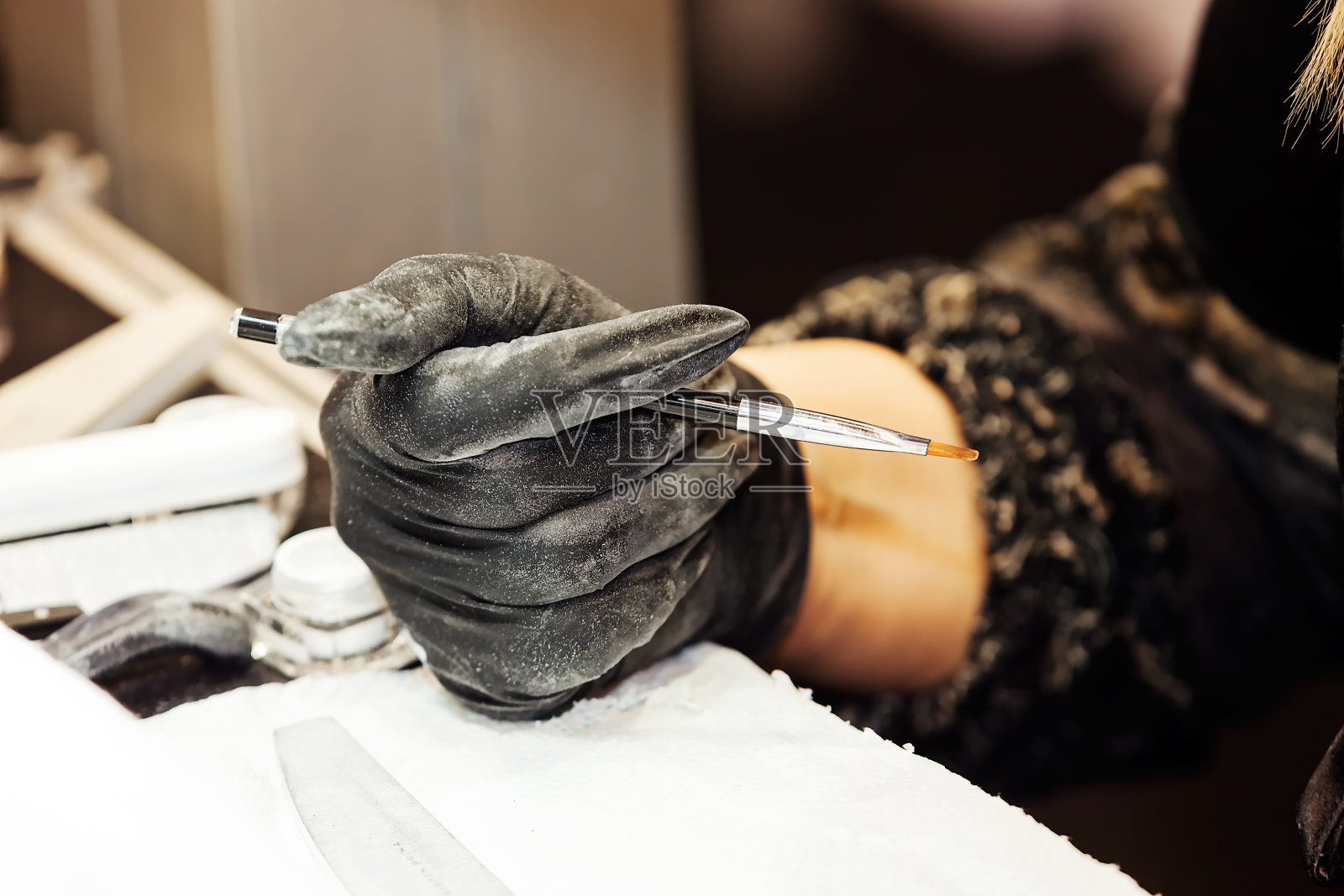 美甲沙龙里的女人照片摄影图片