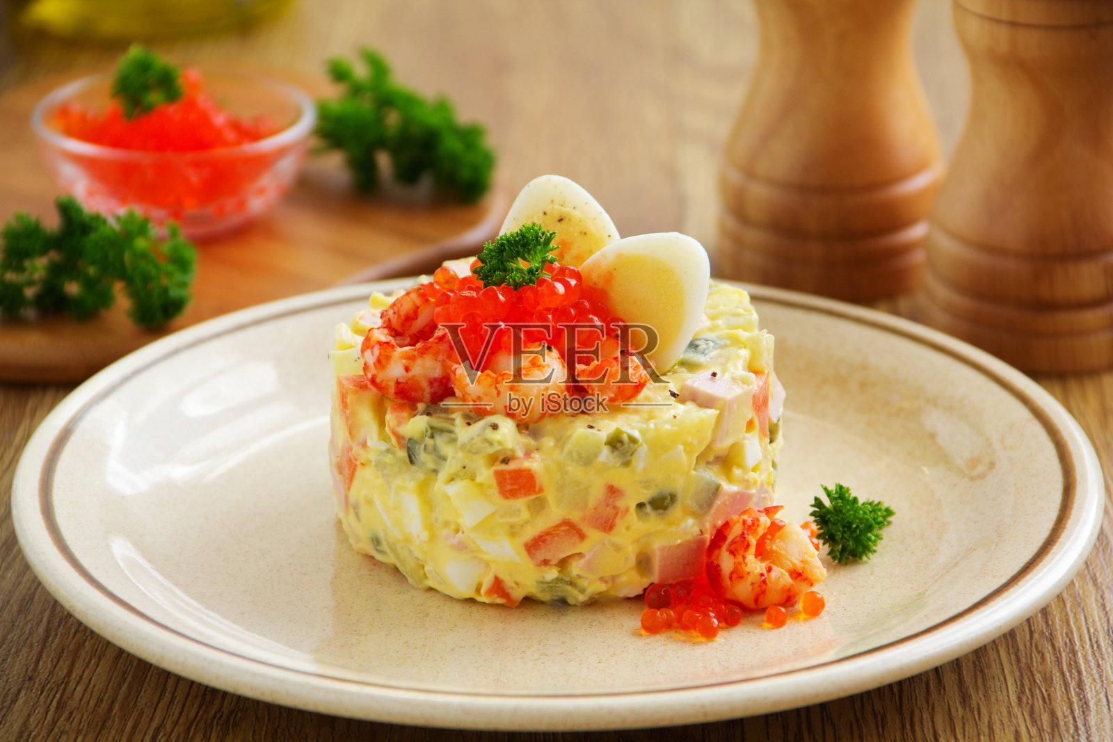 小龙虾和鱼子酱的奥利维尔色拉。照片摄影图片