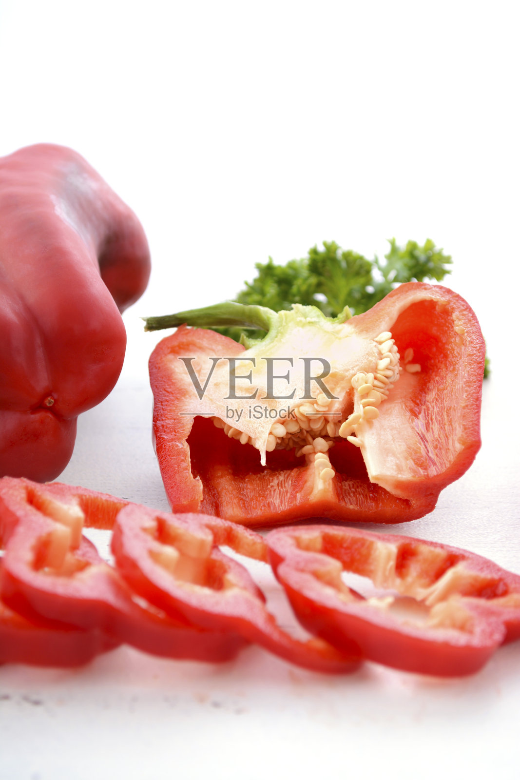 白木桌上放着红辣椒。照片摄影图片