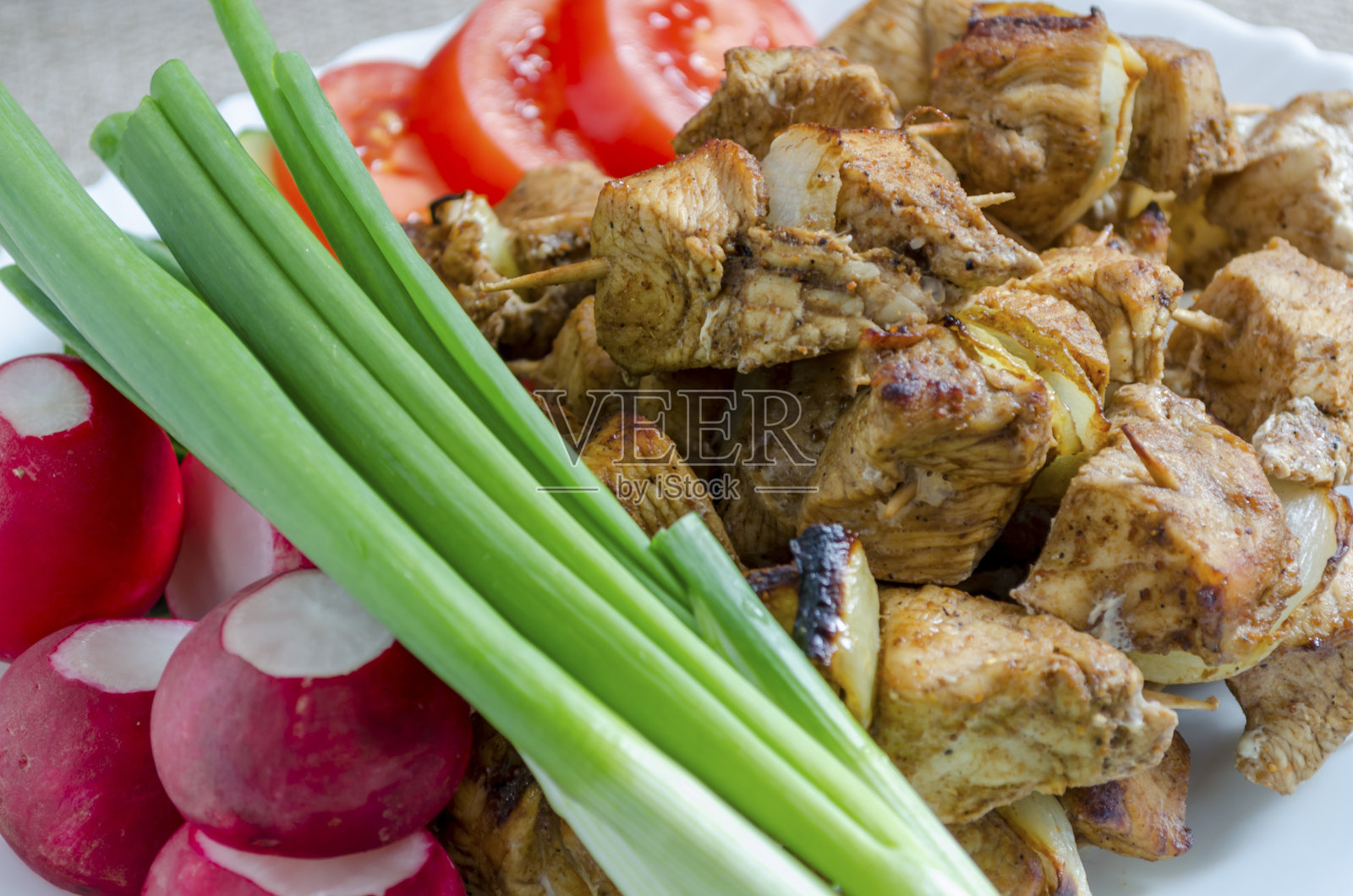 迷你鸡肉串和蔬菜配菜照片摄影图片