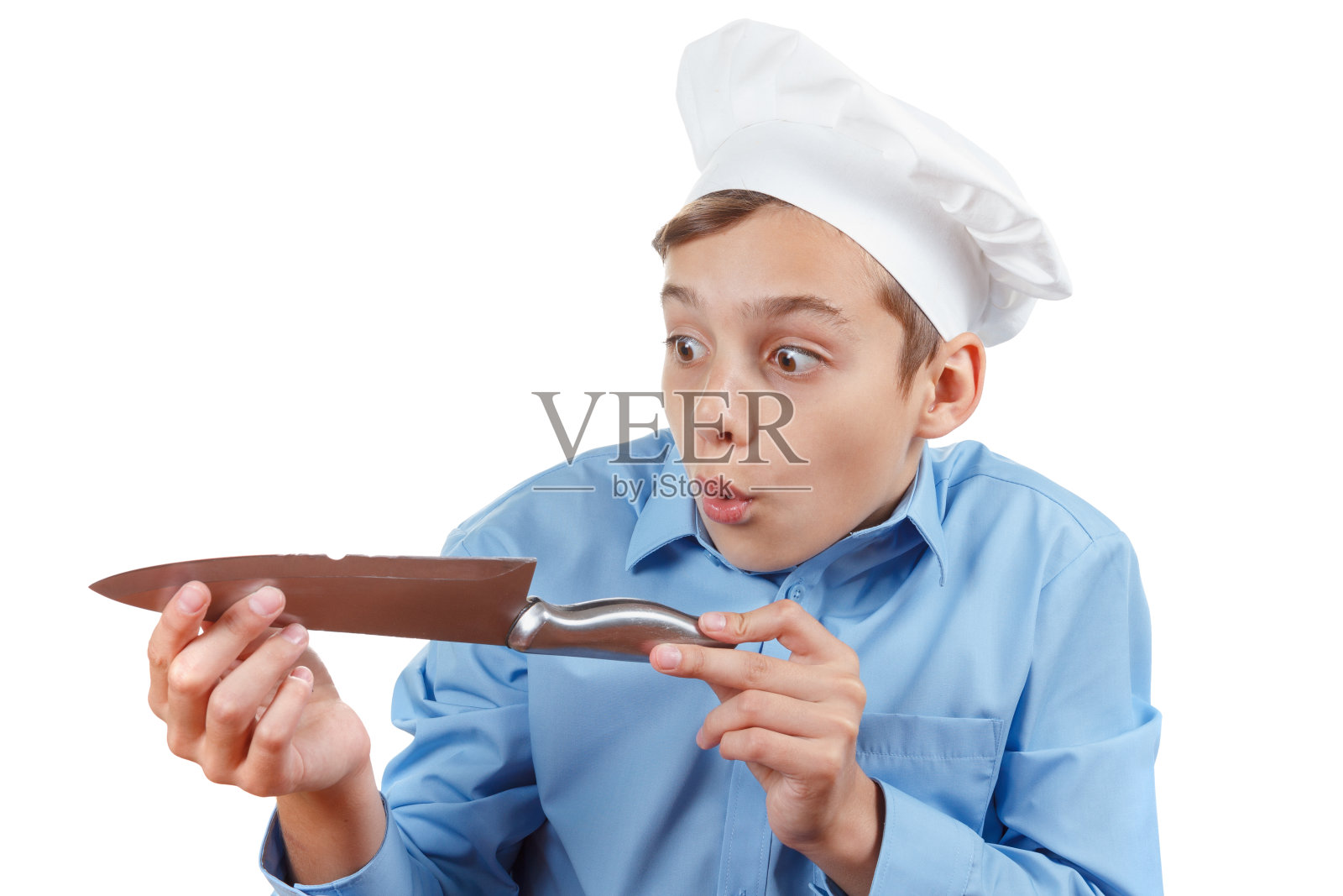 年轻的厨师竟然用一把刀失败了。孤立的工作室照片摄影图片