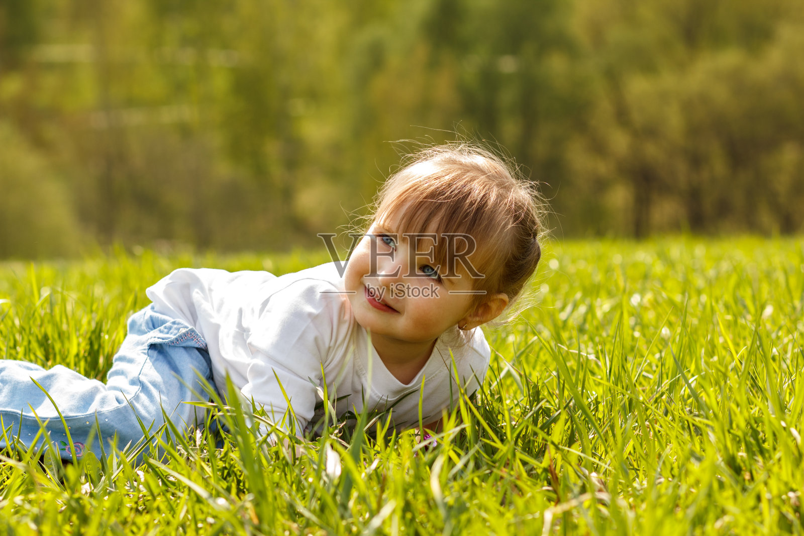 婴儿躺在草地上照片摄影图片