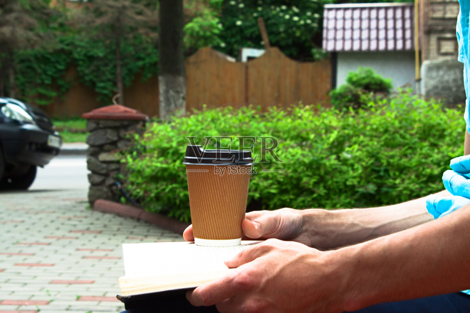 一个人在街上看书。照片摄影图片