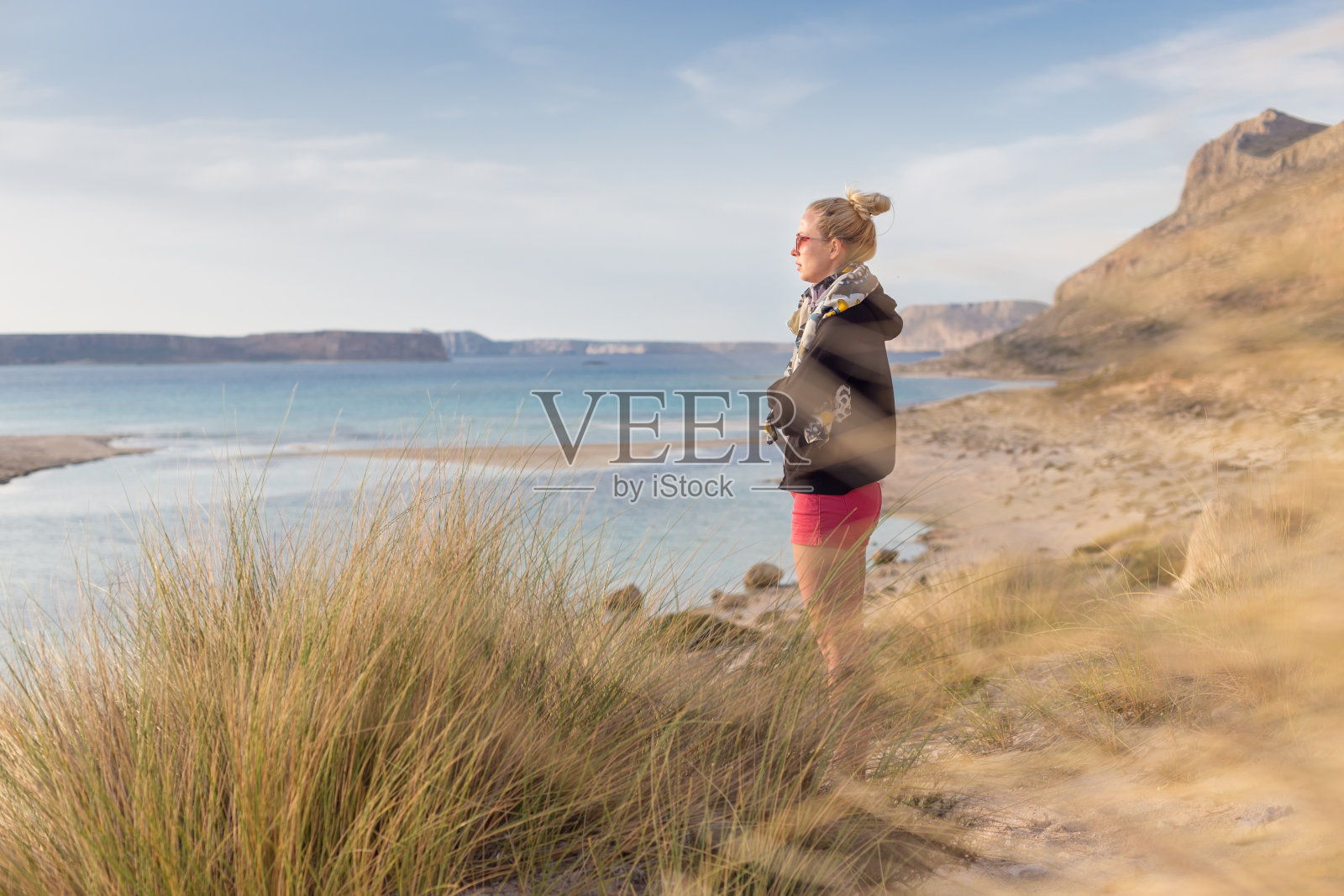 自由快乐的女人享受阳光假期。照片摄影图片
