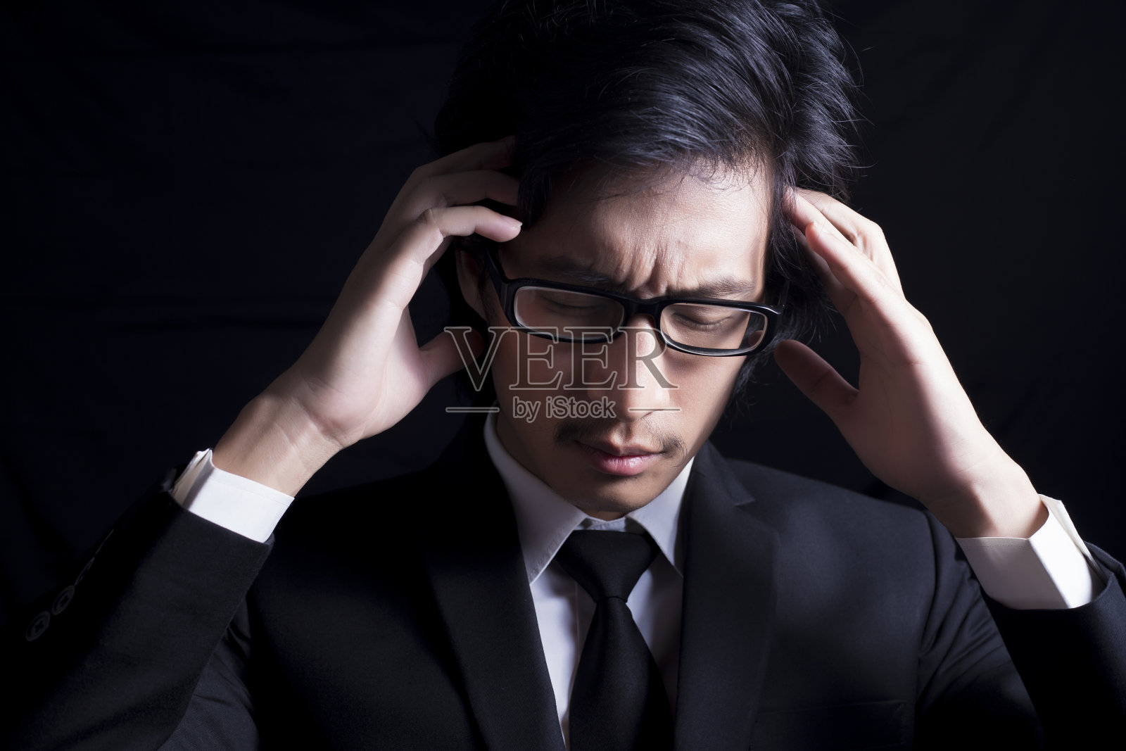 商人头痛:孤立的黑色背景照片摄影图片