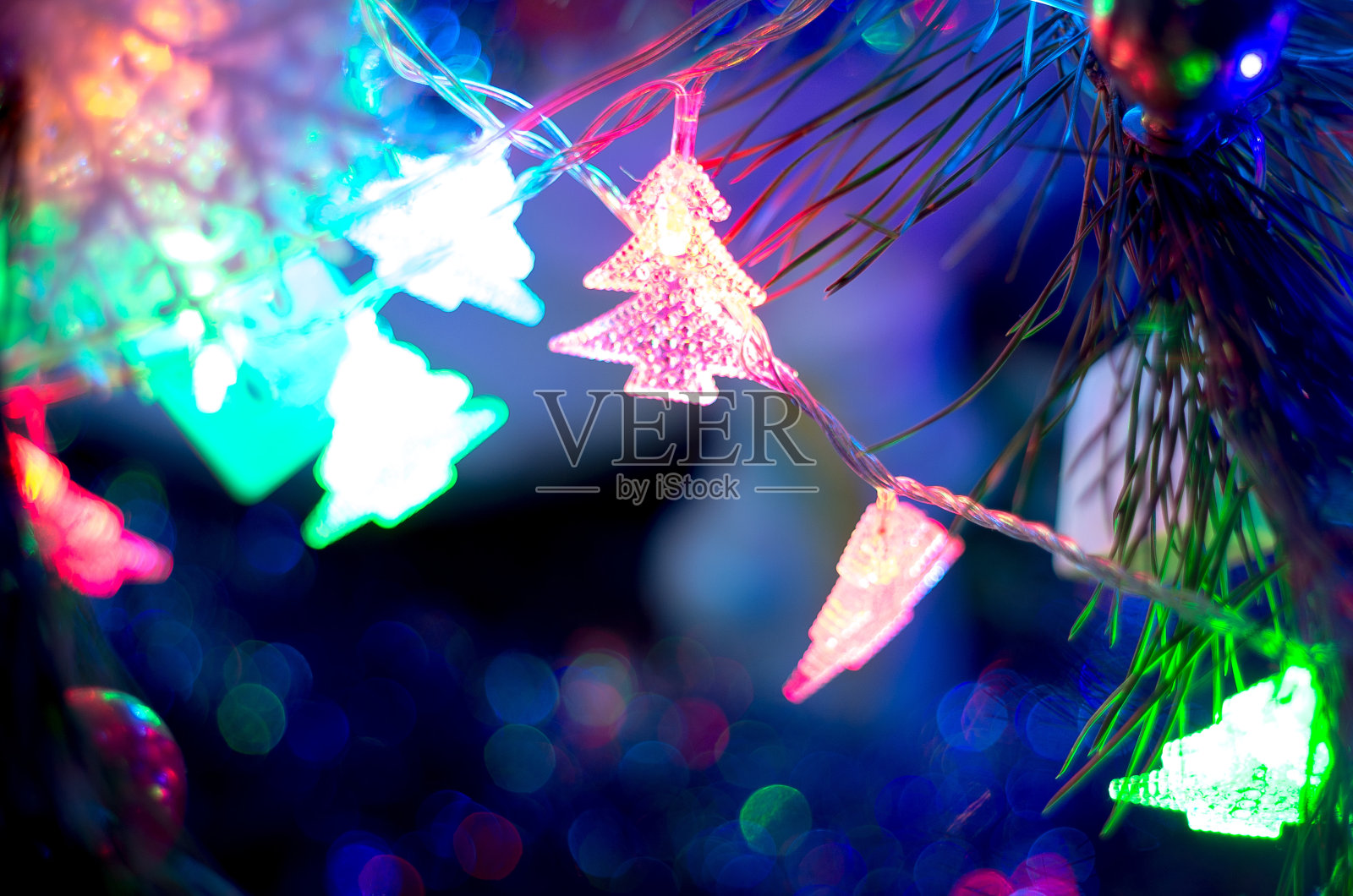 圣诞树上的装饰品。照片摄影图片