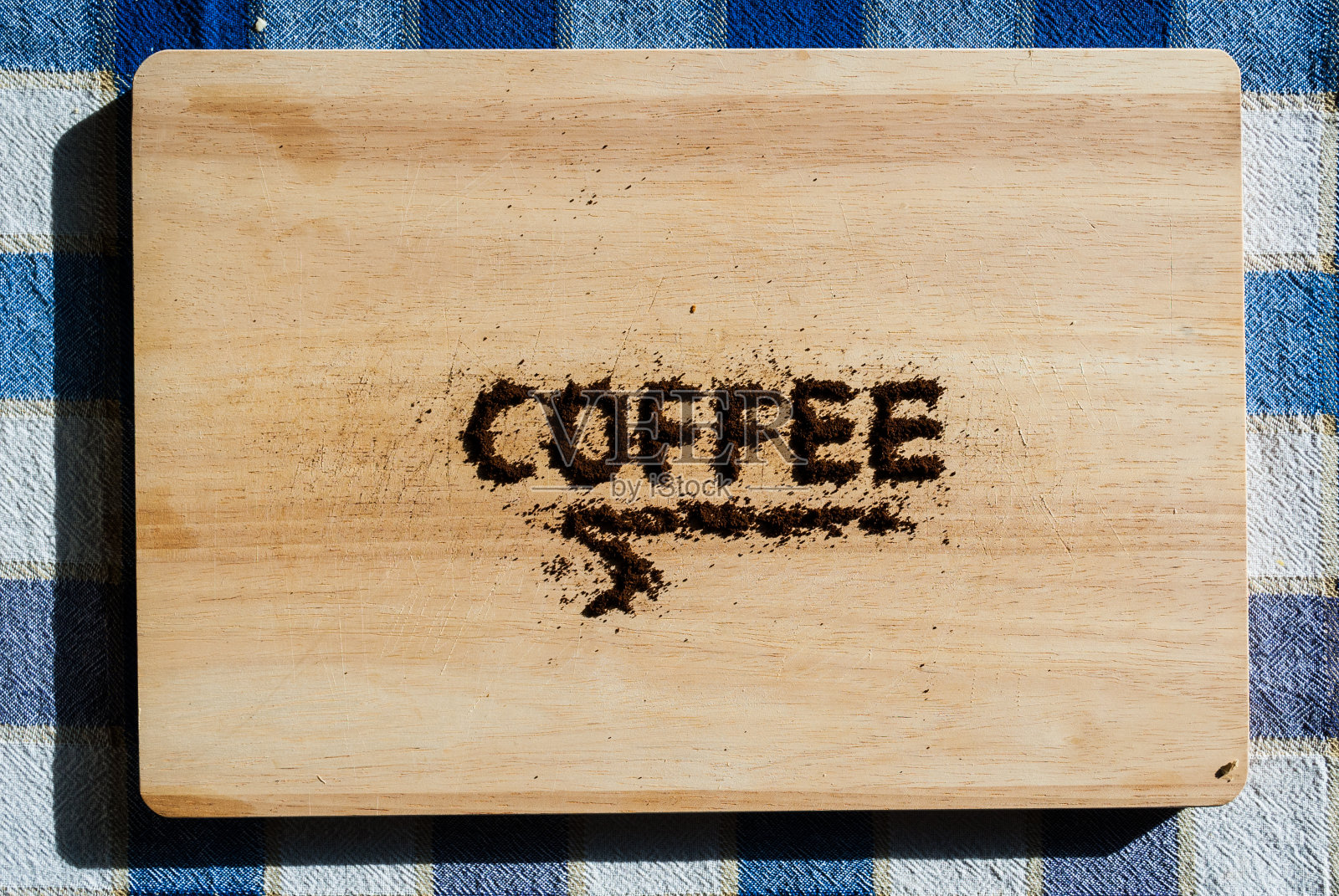 在桌子上写上“coffee”照片摄影图片