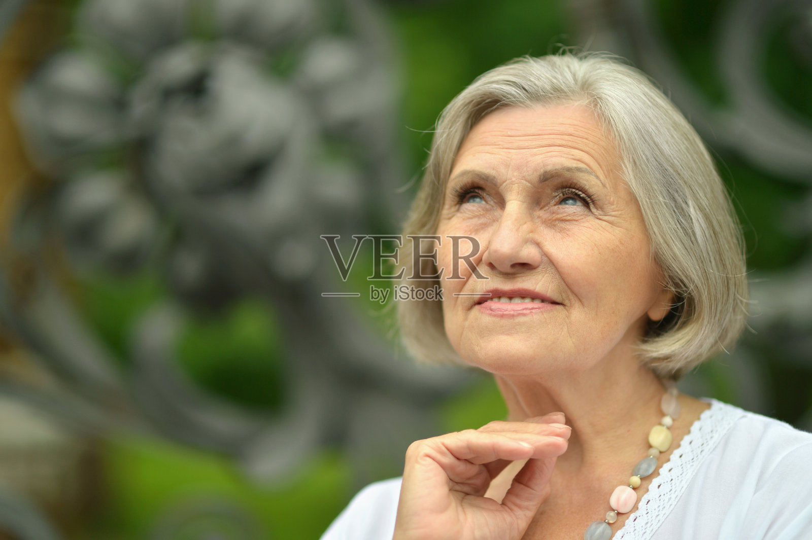 夏日公园里的老妇人照片摄影图片