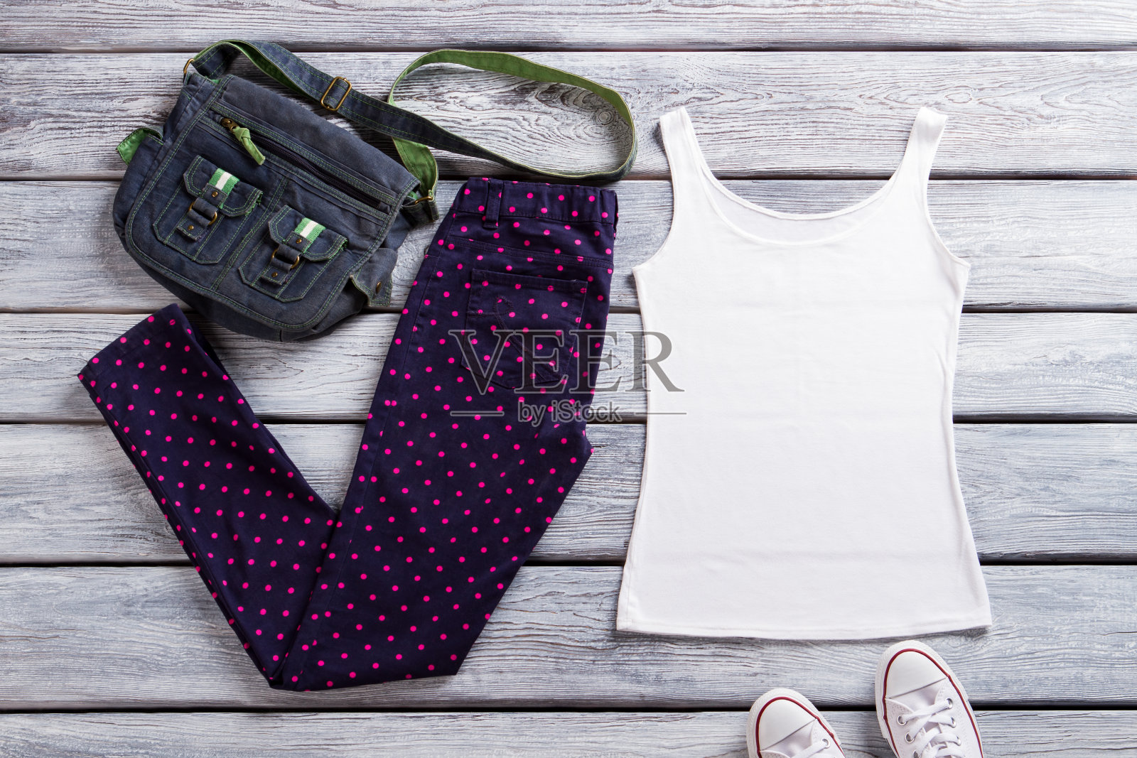 背心和牛仔手提包。照片摄影图片