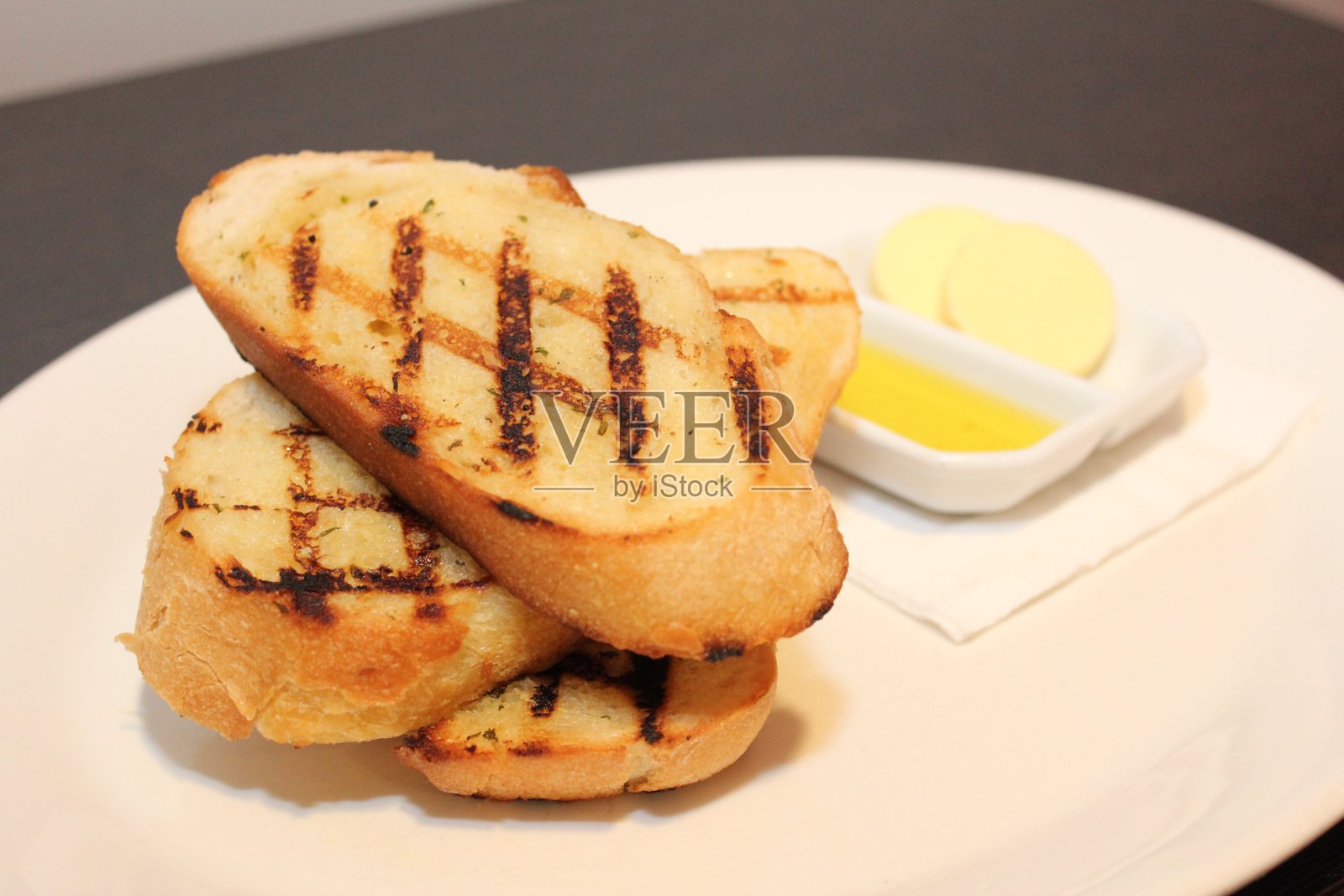 烤蒜蓉面包配黄油和油照片摄影图片